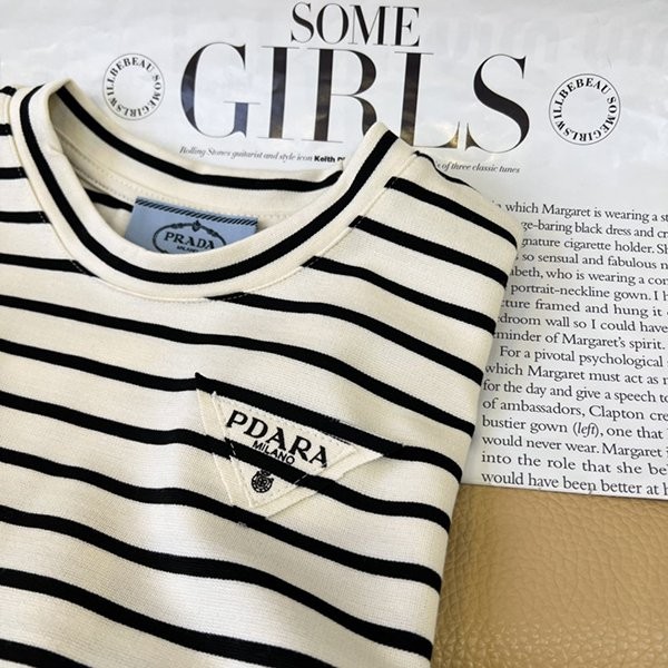 【人気商品】プラダ ストライプのTシャツ コピー puz20436